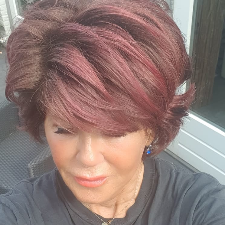 Een klant van Anthé-Kappers met een gekleurd bordeauxrood haarresultaat